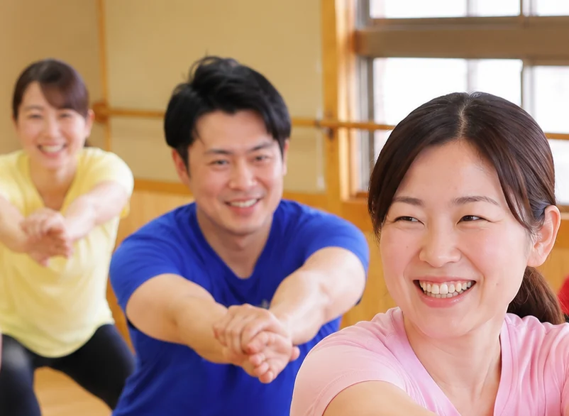 仲間と一緒にレッスンを受ける様子