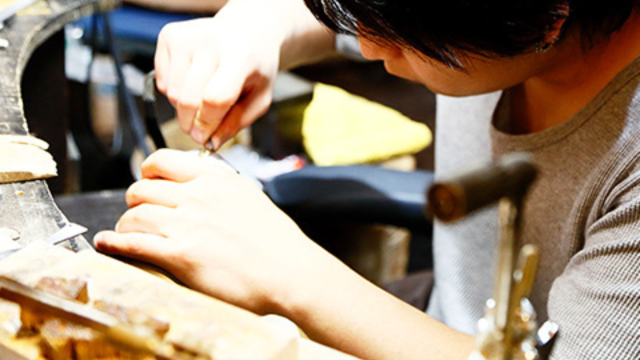 祈りを刻む手──ハワイアンジュエリーを支える彫り職人の世界