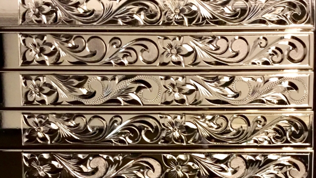 曲線で語る美学──WAIOLIが描くハワイアンジュエリーデザインの魅力